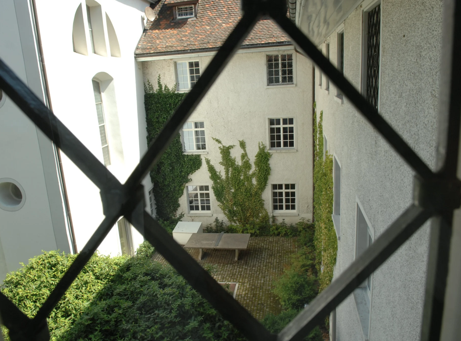 Hinter verriegelten Türen vergr&ouml;ssert