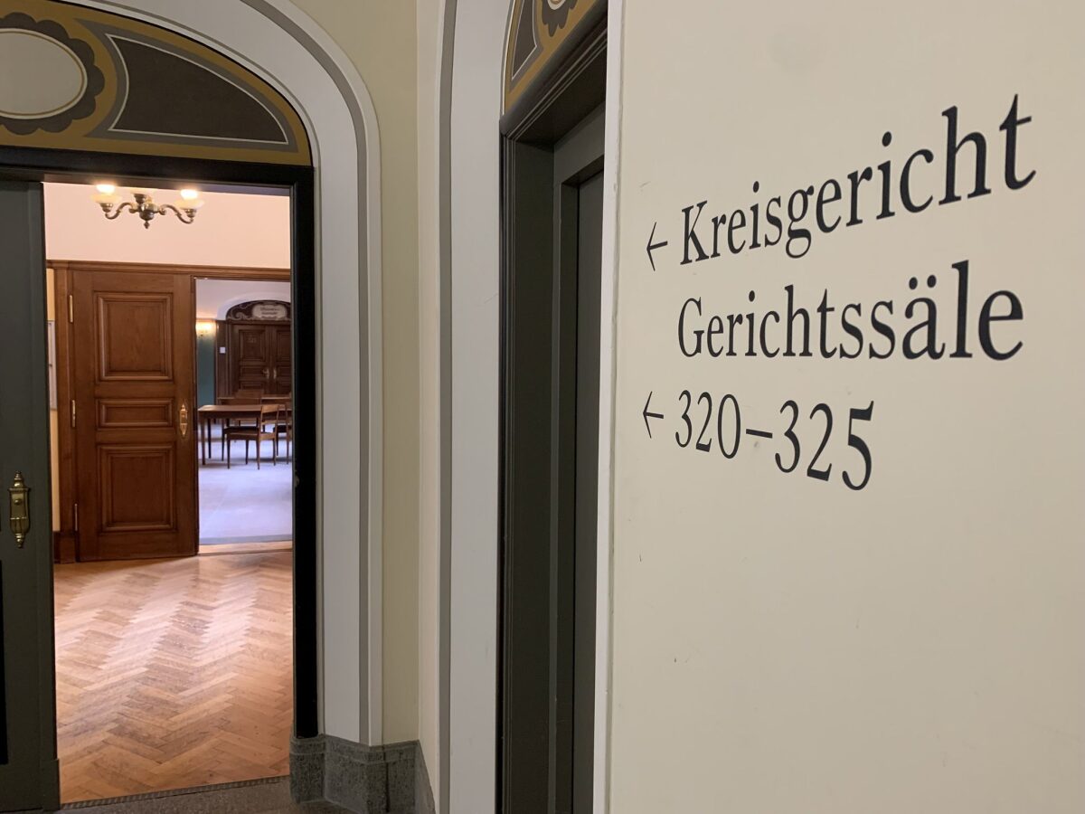 Im Vorzimmer der Justiz vergr&ouml;ssert