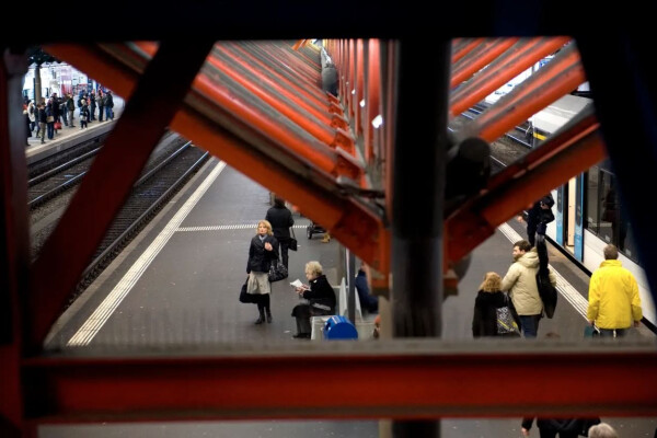 «Fremde Nähe» – Soziologische Begegnungen auf dem Bahnhof