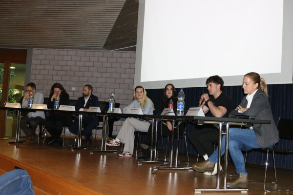 Soll die «Halbierungsinitiative» angenommen oder abgelehnt werden? – Politpodium an der KSR