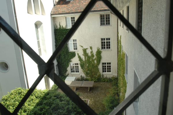 Hinter verriegelten Türen